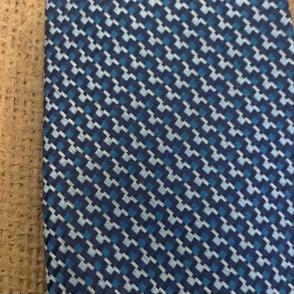 Jos. A. Bank Traveler Stain Resistant 100% silk tie long blue & white